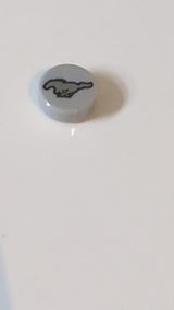 1x1 Fliese rund mit silbernem Pferd und schwarzem Randmuster „Ford Mustang Logo“ neuhellgrau