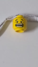 Minifigur, Kopf mit doppelseitigen schwarzen Augenbrauen, strenger Blick mit nougatfarbenem Grübchen am Kinn / ängstlicher, offener Mund mit gespreizten Zähnen gelb