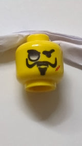 Minifigur, Kopf: Schwarze Augenbrauen, Schnurrbart mit nach oben gebogenen Enden, Spitzbart, Monokel, Rote Narbe, Wütendes Muster gelb