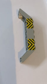 10x2x2 Schrägstein 45  Doppelt mit schwarzem und gelbem Gefahren-Chevron-Muster althellgrau