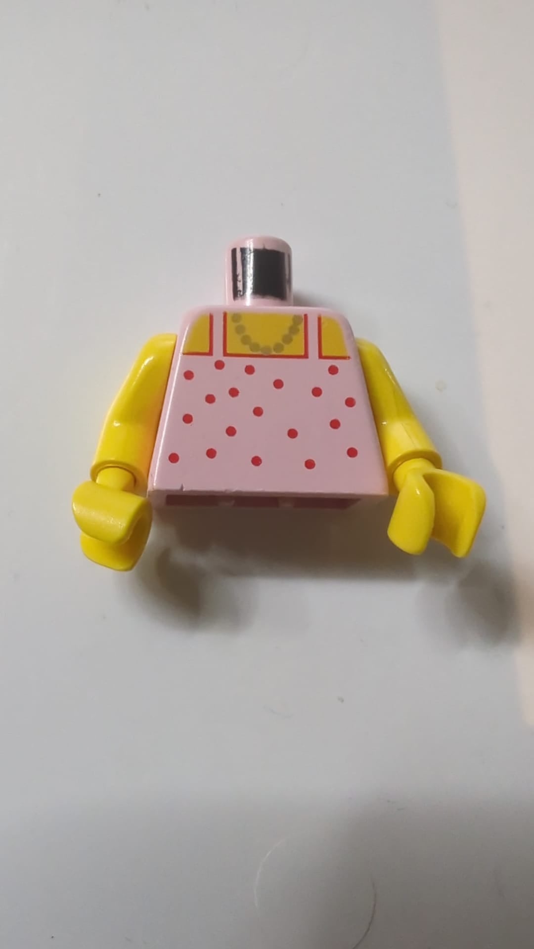 Torso Paradisa Rotes Punkt-Top mit Goldkettenmuster / Gelbe Arme / Gelbe Hände hellrosa