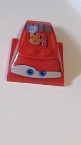 6x4x1 1/3 Windschutzscheibe Keil mit 4x4 Sockel, blauen Augen, Fenstern und goldenem 95er Muster rot