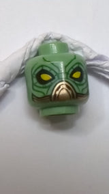 Minifigur, Kopf Alien SW Kyuzo mit großen gelben Augen, schwarzem Lidschatten, goldener Mundabdeckung, dunkelgrünen Falten und Linien auf dem Rückenmuster sandgrün