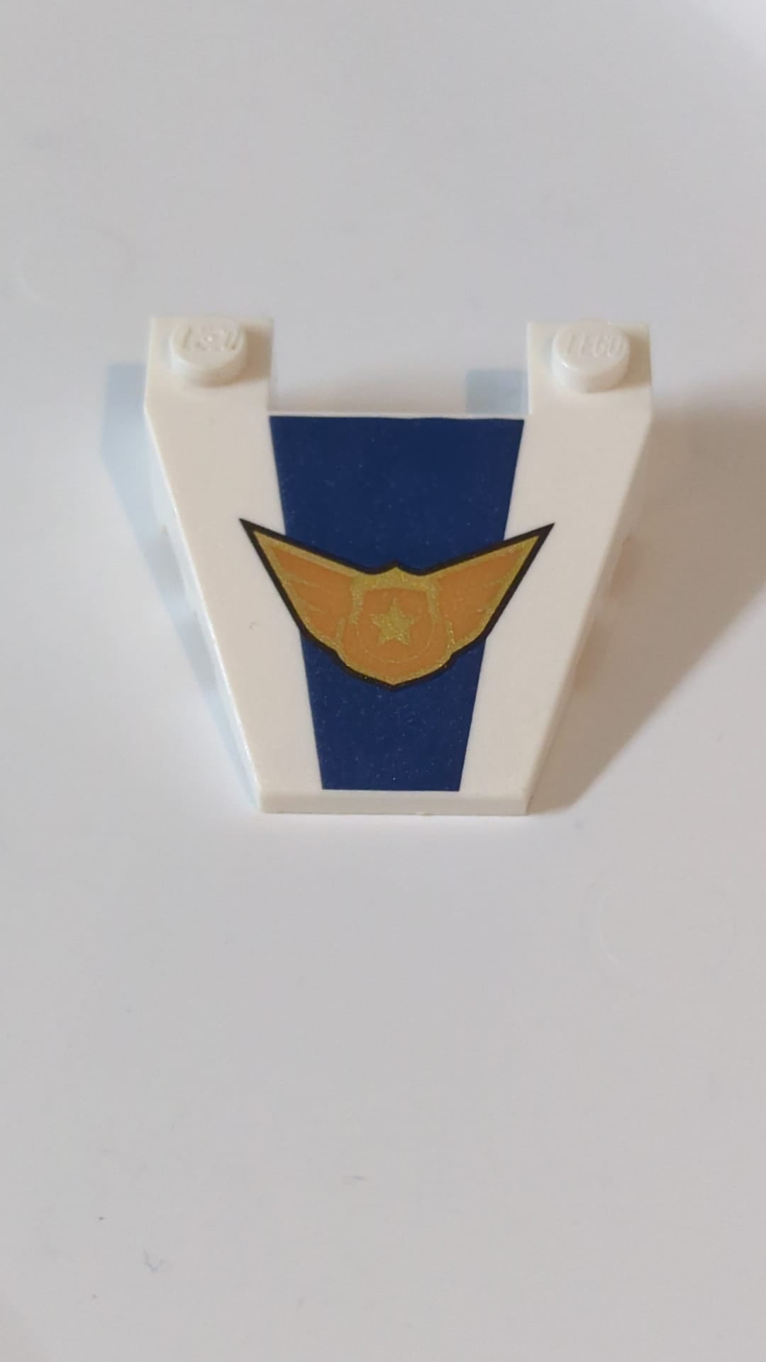 4x4 Keilstein , abgeschrägt, mit Aussparungen für Noppen und Sky-Police-Logo-Muster weiß