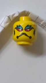Minifigur, Alienkopf mit roten Augen, weißen Pupillen, dunkeltürkisfarbenen Augenbrauen, schwarzem Stirnrunzeln und Kiemenmuster gelb