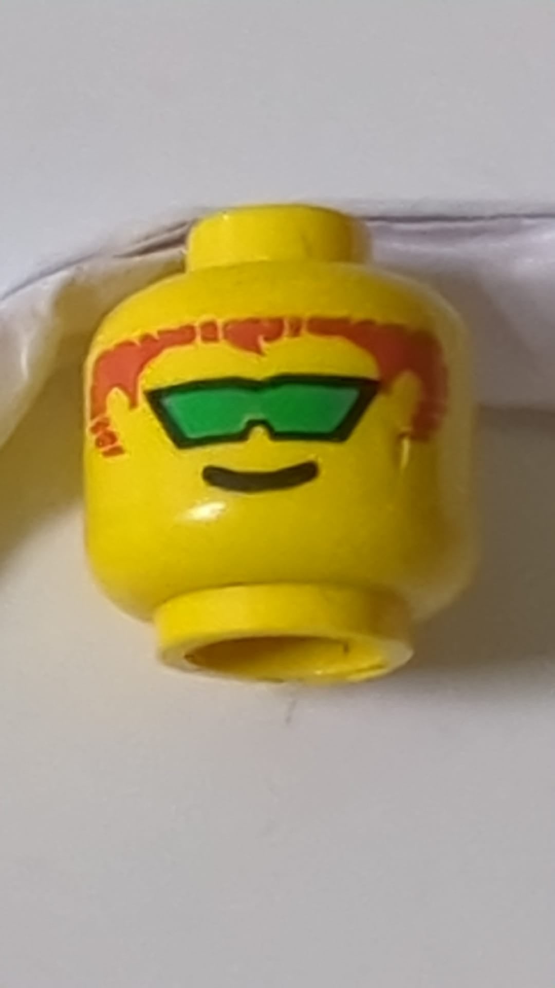 Minifigur, Kopf mit Brille, grüner, schräger Sonnenbrille und braunem Haarmuster gelb