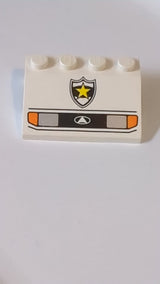 3x4 Schrägstein Fahrzeug, Kotflügel mit silbernen Scheinwerfern, orangefarbenen Blinkern, schwarzem Kühlergrill mit Logo (Dreieck im Oval) und gelbem Polizeistern-Emblem weiß