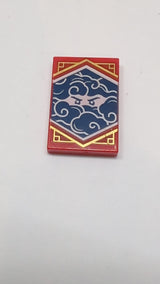 2x3 Kachel mit weißen Sternaugen und Wolken auf dunkelblauem Hintergrund mit goldenem Randmuster „Ninjago Stealth Banner“ rot