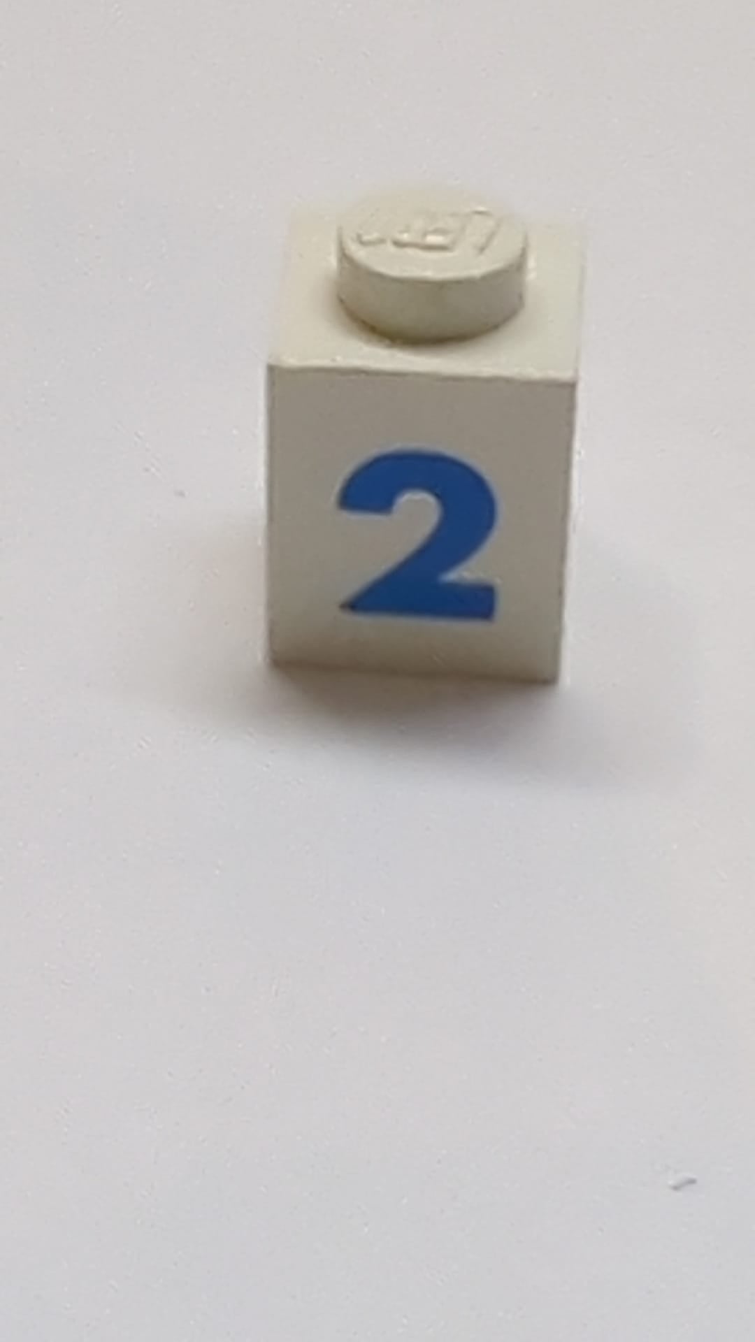 1x1 Stein mit blauem Zahlenmuster 2 Fettschrift weiß