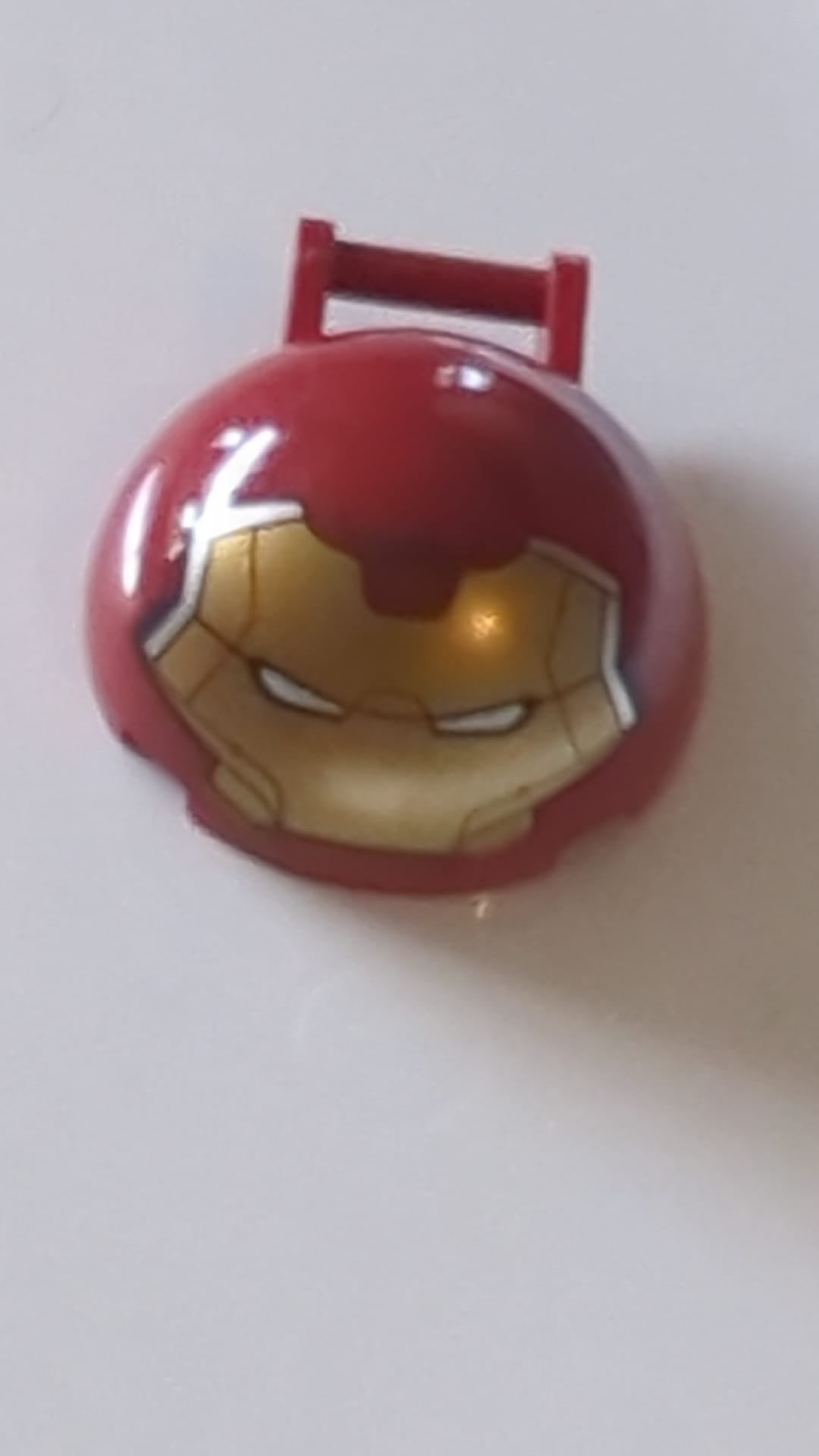 4x4x1 2/3 Windschutzscheibe  halbkugelförmiges Cockpitdach mit Stangengriff, goldenem Hulkbuster-Gesicht und silbernen Seitenwänden (Muster) dunkelrot