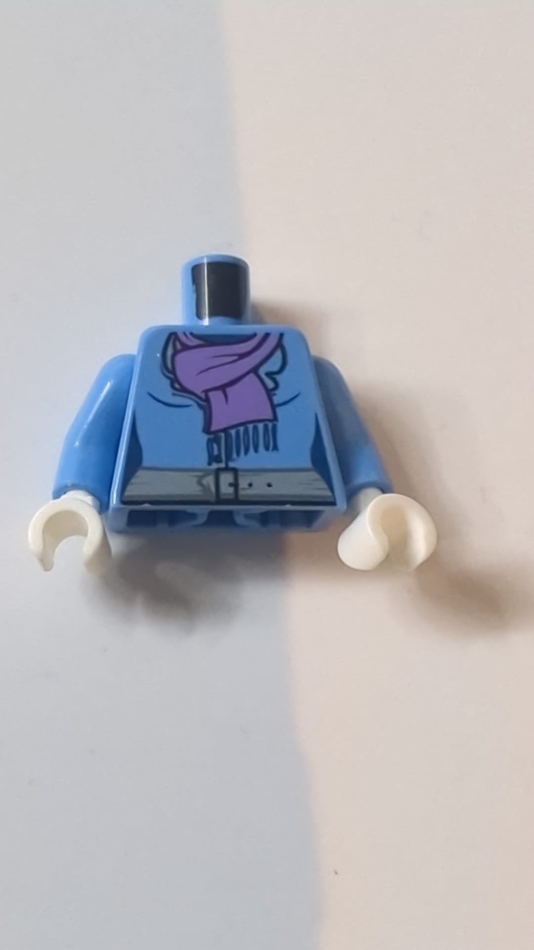 Damen-Torso-Jacke, mittelvioletter Schal mit dunkelblauen Fransen, hellblaugrauer Gürtel mit schwarzem Schnallenmuster / mittelblaue Ärmel / weiße Hände mittelblau