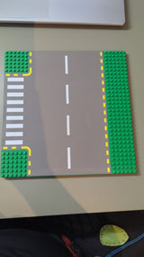 32x32 Straßen-Grundplatte , T-Kreuzung (Breite: 6 Noppen) mit dunkelgrauer Fahrbahn, gelben gestrichelten Linien und Zebrastreifen-Muster grün