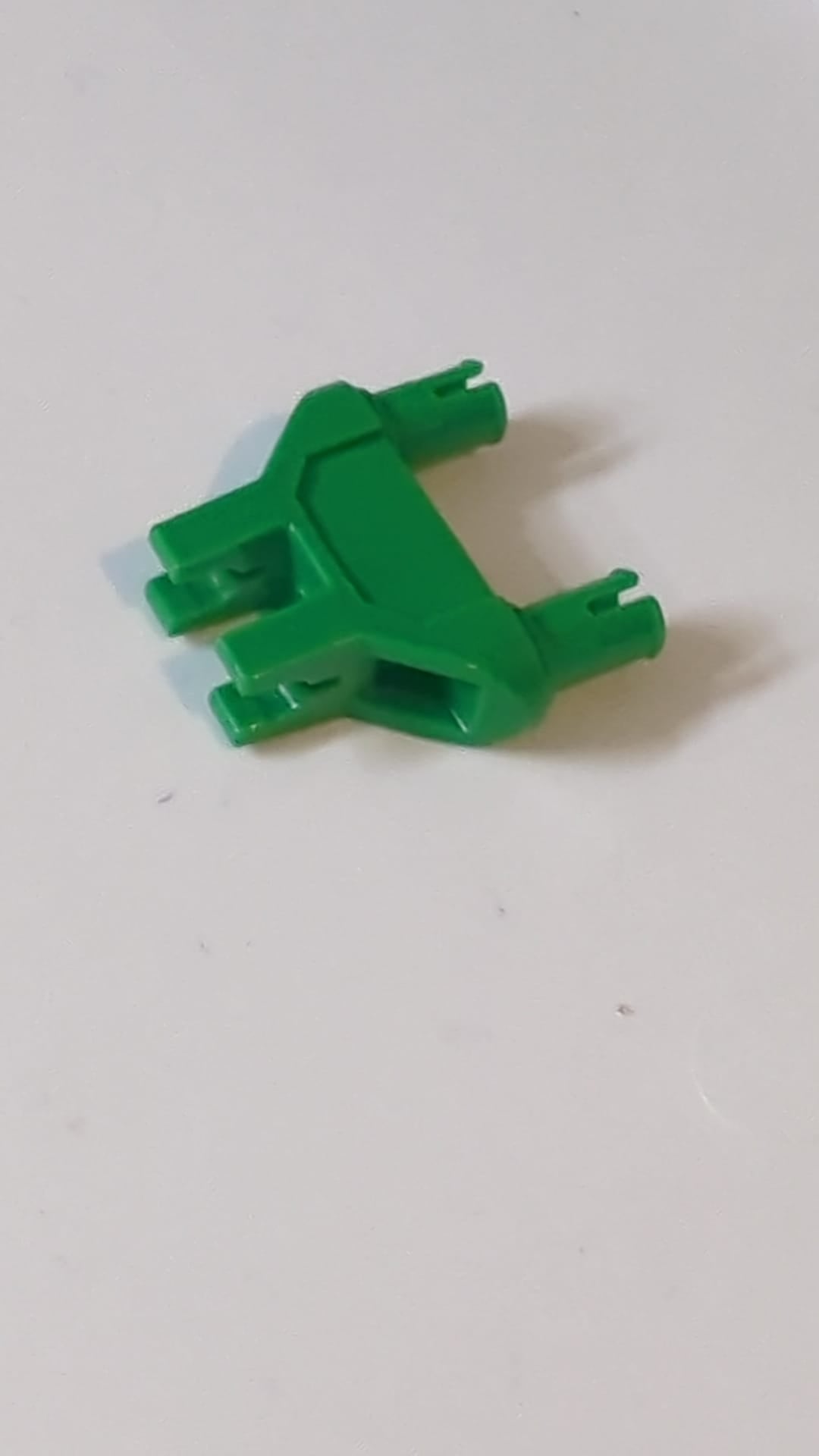 1x3 Technic, Stecknadel-Doppeldreieck mit 2 Clips mit runden Stecknadellöchern grün