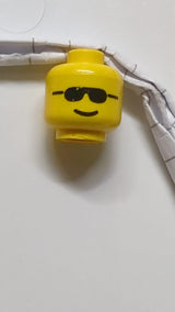 Minifigur, Kopfbrille mit schwarzer Sonnenbrille und Standard-Grinsenmuster gelb