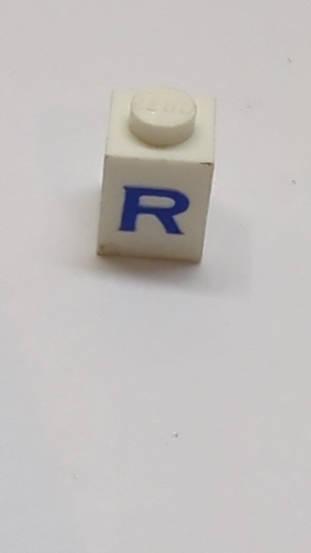 1x1 Stein mit blauem Großbuchstaben-R-Muster Serifenschrift weiß