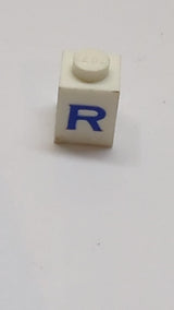 1x1 Stein mit blauem Großbuchstaben-R-Muster Serifenschrift weiß