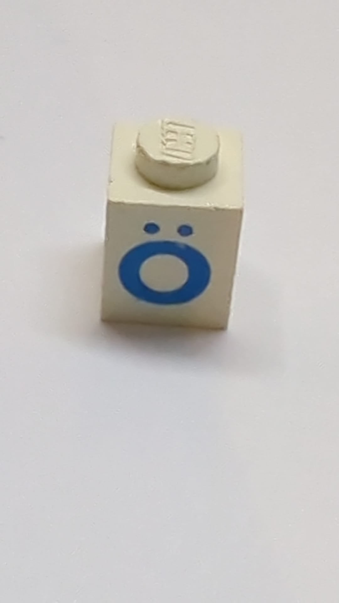 1x1 Steinmit blauem Großbuchstaben O mit Trema Ö Muster Serifenschrift weiß