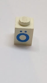 1x1 Steinmit blauem Großbuchstaben O mit Trema Ö Muster Serifenschrift weiß