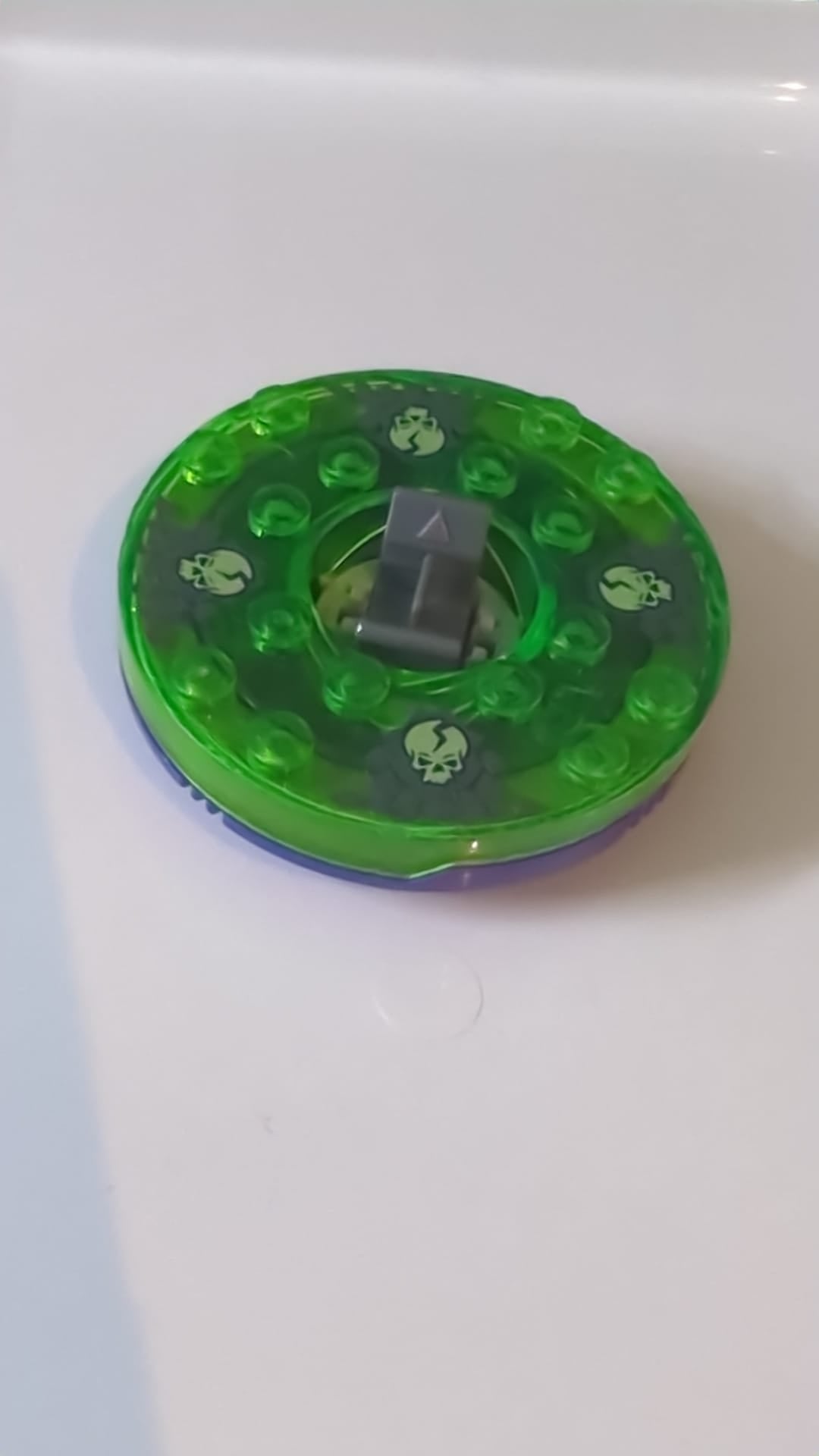 6x6x61 1/3 Ninjago Spinner (runde Basis) mit transparent-hellgrüner Oberseite und im Dunkeln leuchtenden Totenköpfen auf dunkelbläulich-grauem Muster lila