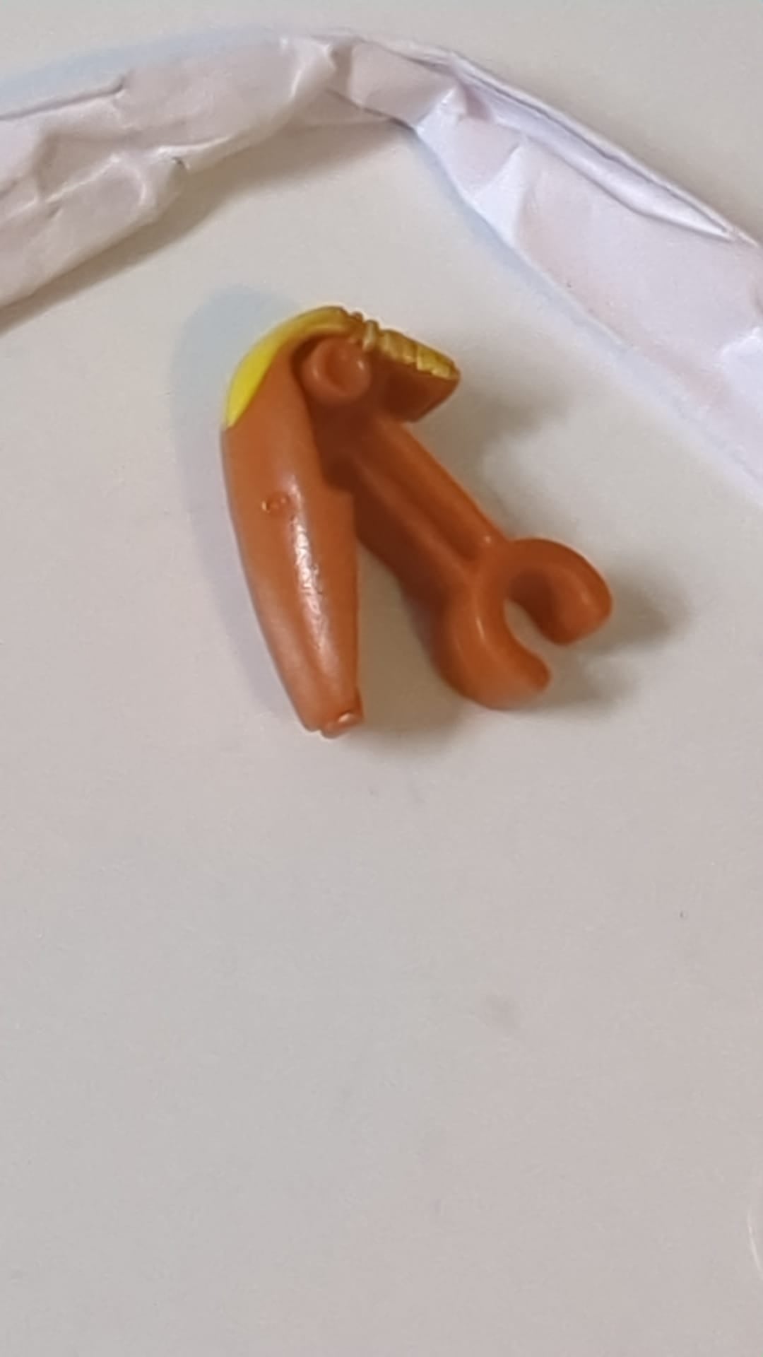Minifigur, Kopf, modifizierter mechanischer „SW-Kampfdroide“ mit gelbem Abzeichenmuster dunkelorange