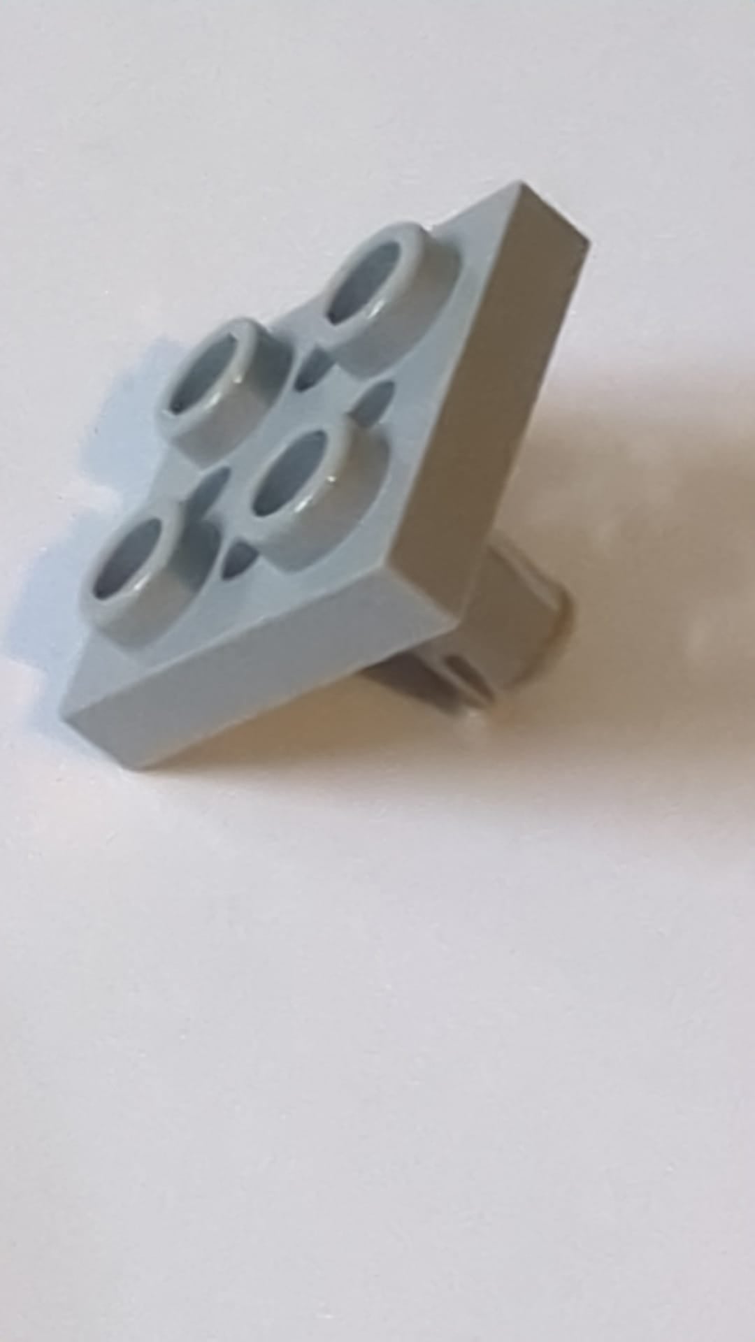 2x2 Platte, modifiziert mit Stift an der Unterseite, kleinen Löchern in der Platte und Verriegelungsnasen an der Unterseite althellgrau
