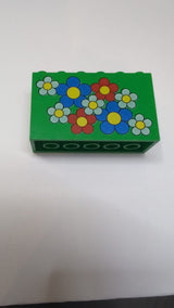2x6x3 Ziegelstein mit blauem, rotem und weißem Blumenmuster mit gelben Zentren grün