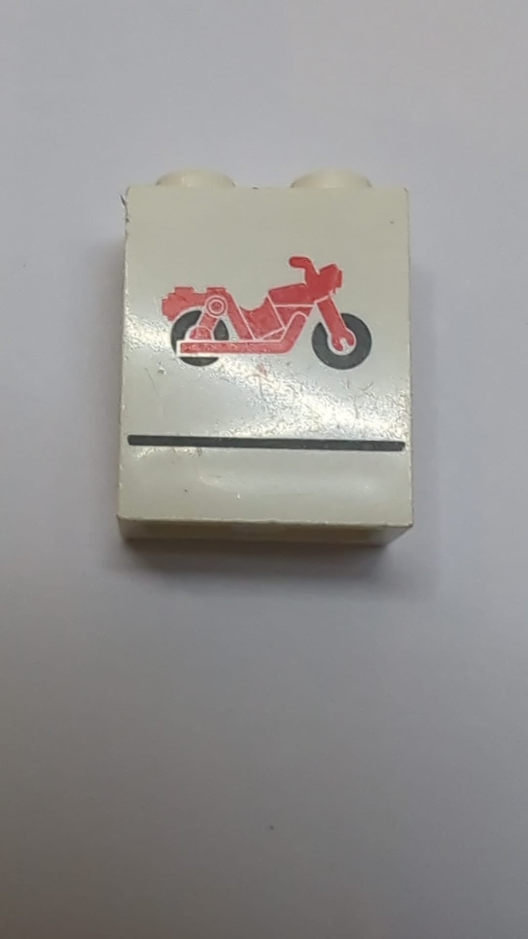 1x2x2 Paneel – Massive Noppen mit rotem Motorrad- und schwarzem Linienmuster weiß