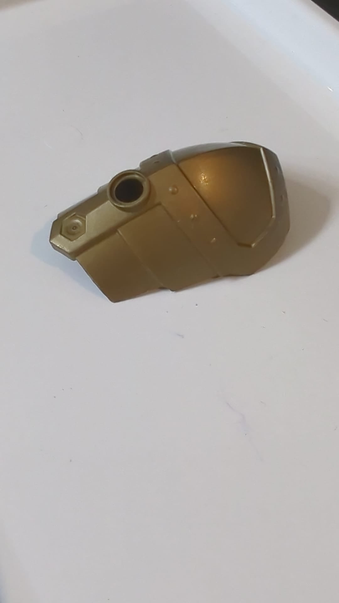 Große Figurenrüstung, Schulter mit glatten, geschichteten Platten und Stiftloch dunkelgold