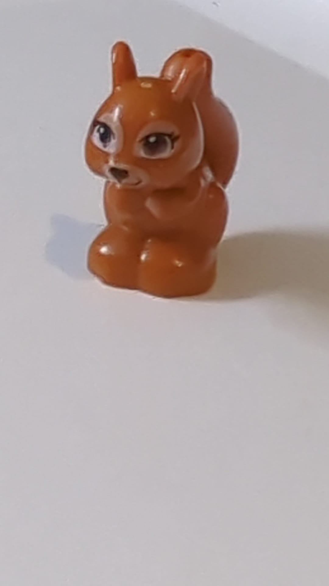 Eichhörnchen, Mini-Puppenstil mit schwarzen, rotbraunen und weißen Augen und schwarzen Wimpern, Nase und Mundmuster dunkelorange