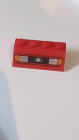 2x4 Dachstein 45° mit silbernen Autoscheinwerfern, orangefarbenen Blinkern und schwarzem Kühlergrill mit weißem Dreieck-im-Oval-Logo rot