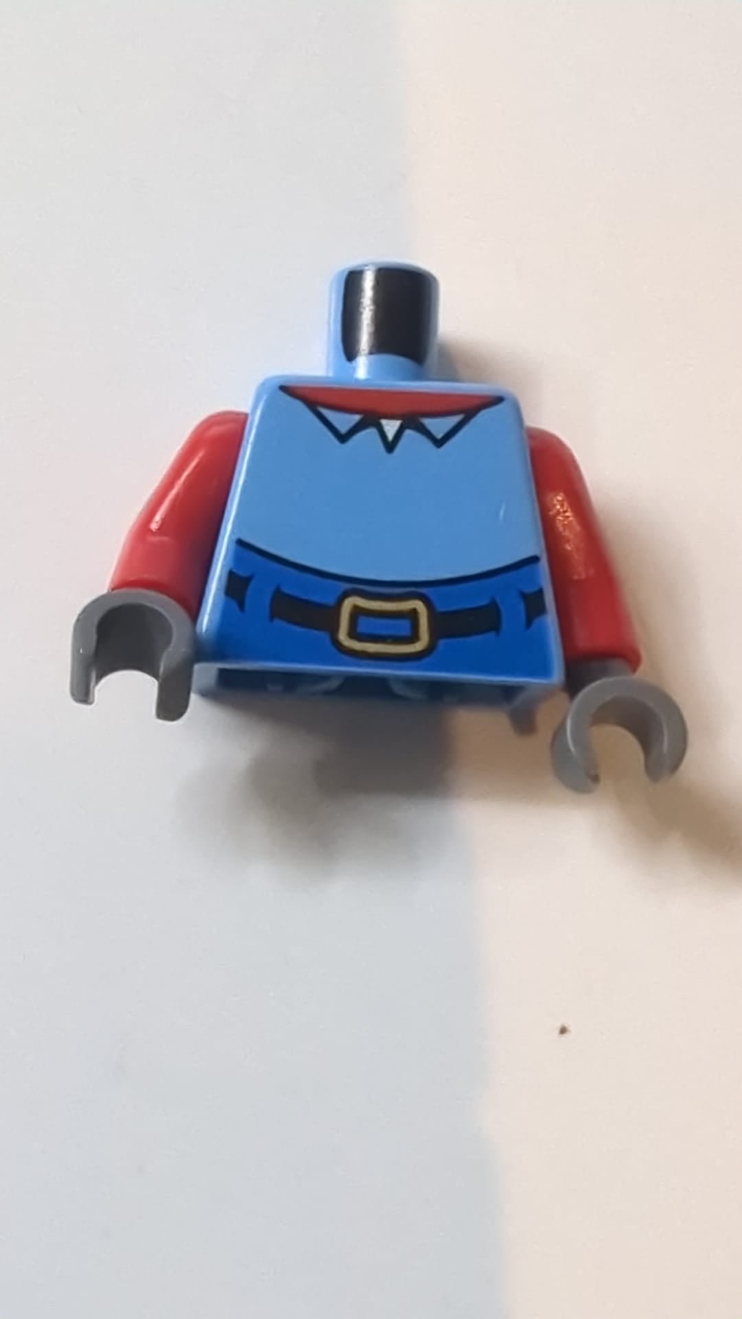 SpongeBob-Torso mit hochgeschnittener blauer Hose, schwarzem Gürtel mit goldener Schnalle, rotem Hals, Hemdkragenmuster / roten Armen / dunkelblaugrauen Händen mittelblau