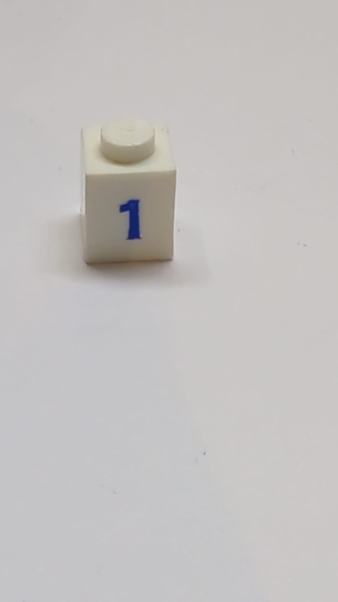 1x1 Stein mit blauem Zahlenmuster 1 ‚Serifenschrift‘ weiß