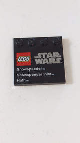 4x4 Fliese, modifiziert mit Noppen am Rand und LEGO Star Wars Logo, „Snowspeeder“, „Snowspeeder-Pilot“ und „Hoth“-Muster schwarz