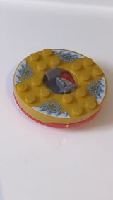 6x6x1 1/3 Ninjago Spinner, runde Basis mit Oberteil in Perl-Gold und goldenen Gesichtern auf weiß-blauem Muster rot