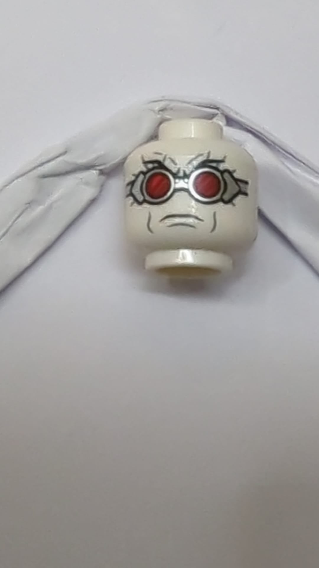 Minifigur, Kopf: Silberne Schutzbrille mit roten Gläsern, Stirnrunzeln weiß