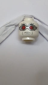 Minifigur, Kopf: Silberne Schutzbrille mit roten Gläsern, Stirnrunzeln weiß