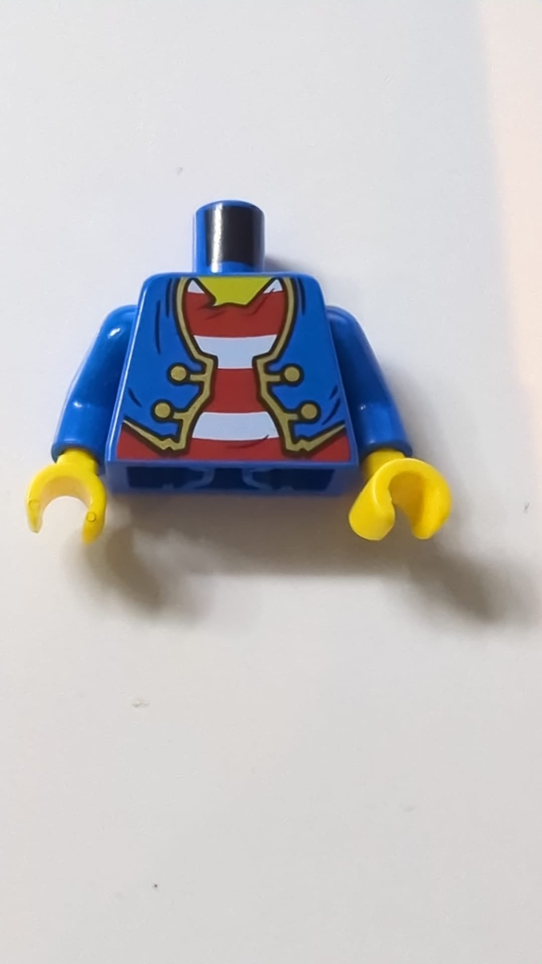 Offene Piratenjacke mit Goldbesatz über einem Hemd mit rot-weißen Querstreifen, gelbem Halsausschnitt, blauen Ärmeln und gelben Händen blau