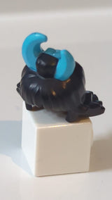 NEU Minifigur, Haar (weiblich) mit Pony und nach außen geschwungenen Spitzen, Dutt am Oberkopf und Halbmond-Muster in Medium Azure schwarz