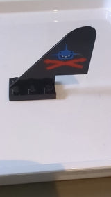 Schwanz mit abgerundeter Oberseite (Aquazone Aquashark-Blauhai) mit rotem X-Muster auf beiden Seiten schwarz