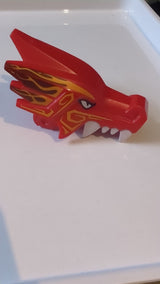 Drachenkopf „Ninjago“ Oberkiefer mit vier weißen Zähnen pro Seite, weißen Augen und einem Muster aus hellorangefarbenen und dunkelroten Markierungen rot