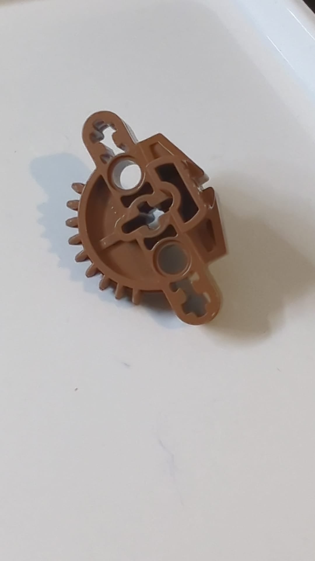 Bionicle Matoran-Torso, Zahnrad mit 9 Zähnen, 3 Achsenlöchern und 2 Stiftlöchern hellbraun