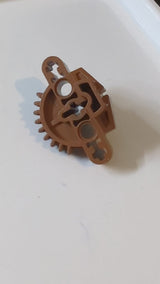 Bionicle Matoran-Torso, Zahnrad mit 9 Zähnen, 3 Achsenlöchern und 2 Stiftlöchern hellbraun