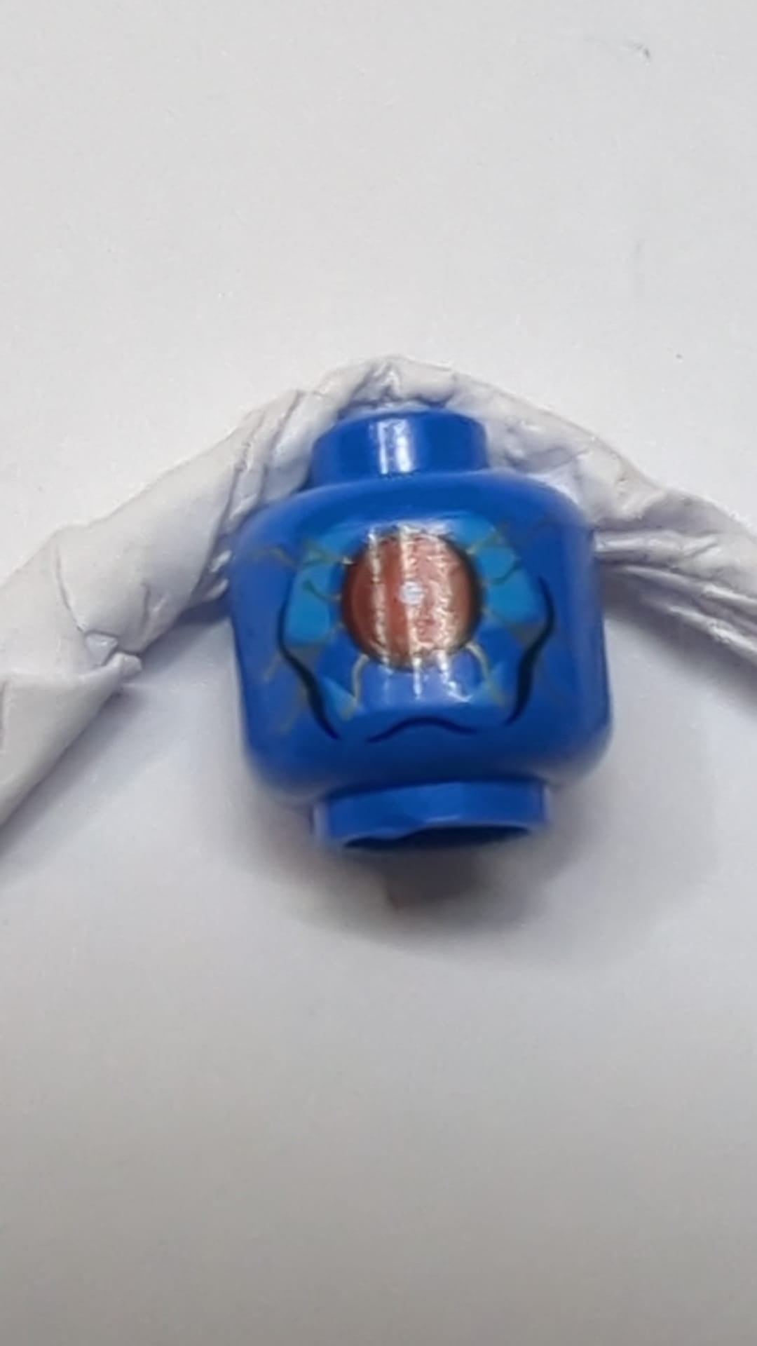 Minifigur, Alienkopf mit großem roten Auge in dunkelblauem Panel, goldenes Schaltkreismuster blau