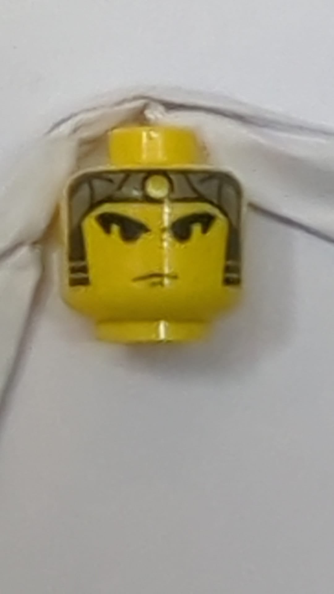 Minifigur, männlicher Kopf, graues Bandana mit goldenem Punkt, Augenbrauen, Kotelettenmuster gelb