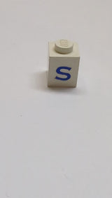 1x1 Stein mit blauem Großbuchstaben-S-Muster weiß