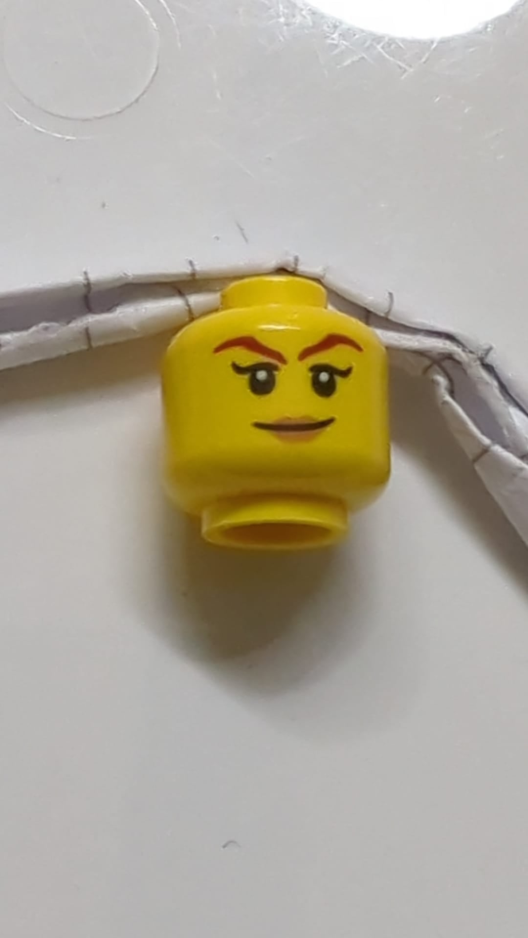 Minifigur, Kopf doppelseitig, weiblich, dunkelrote Augenbrauen, dunkelbraune Lippen, Lächeln / hellorange Maske, weiße Augen, offener Mund gelb