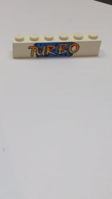 1x6 Stein mit gelbem „TURBO“-Schriftzug auf blauem Hintergrund und schwarzem Punktmuster weiß