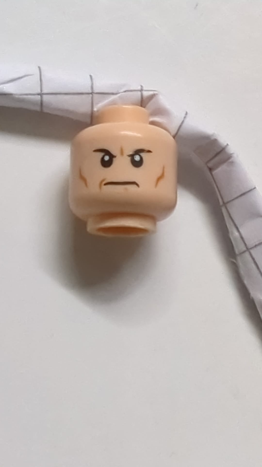 Minifigur, Kopf: Schwarze Augenbrauen, mittelbraune Wangenfalten, Grübchen und Falten am Kinn, strenges Muster hellnougat (fleischfarben)