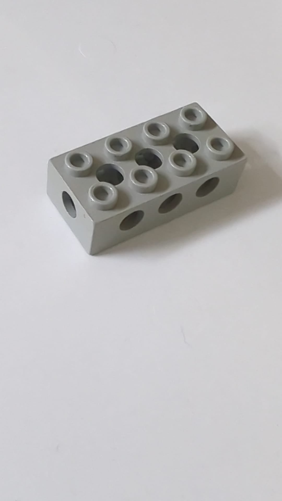 2x4 Technic Stein mit Löchern an allen Seiten althellgrau