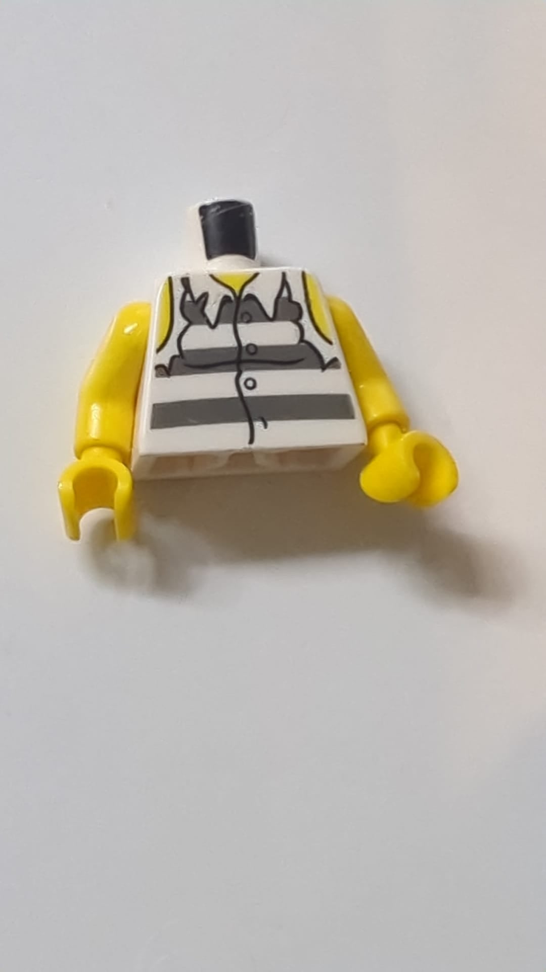 Torso Town Prisoner Shirt mit Gefängnisstreifen und zerrissenen Ärmeln / Gelbe Arme / Gelbe Hände weiß